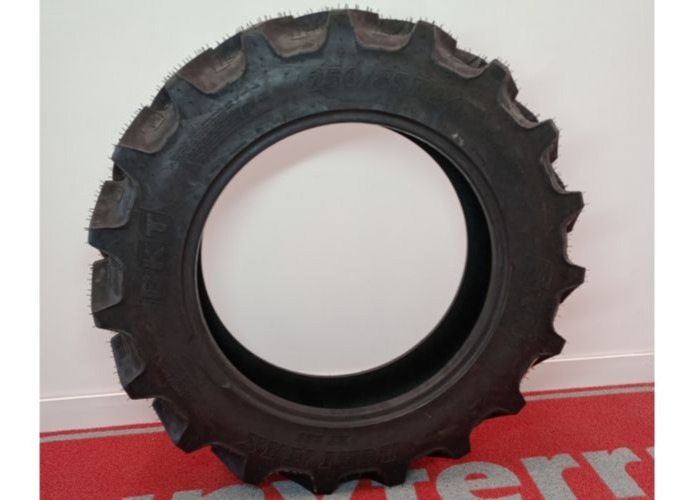 Pneu radial 250/85R24 (9.5 x 24) Pneu radial 250/85R24 (9.5 x 24)
